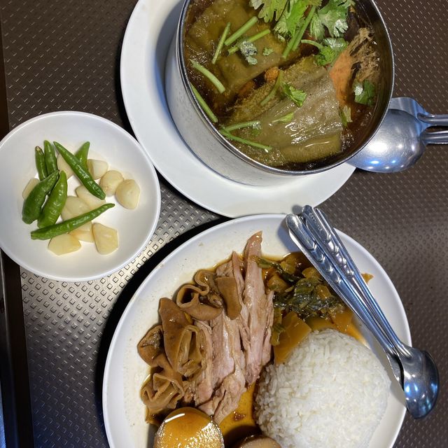 ข้าวขาหมูพ.4 ร้านอร่อยติดอันดับมิชลินไกด์