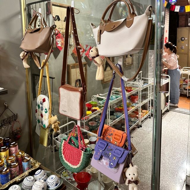 다 담아오고 싶을만큼 아기자기하고 예쁜 그릇들이 한가득!