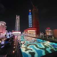開箱寒舍艾麗🥰信義區最美飯店無邊際泳池，夜景太美，享受人生‼️💕