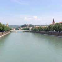 Adige แม่น้ำสวยใส ใจกลางเวโรน่า อิตาลี