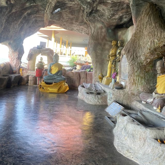 วัดถ้ำเขาเต่า วัดริมทะเลวิวสวย  ในหัวหิน