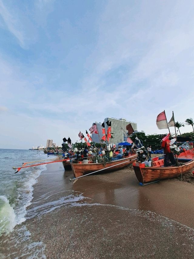 ช็อปของทะเลสดๆ จากตลาดประมงพื้นบ้าน หาดจอมเทียน