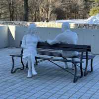 美しい自然と建物が融合する山中の美術館