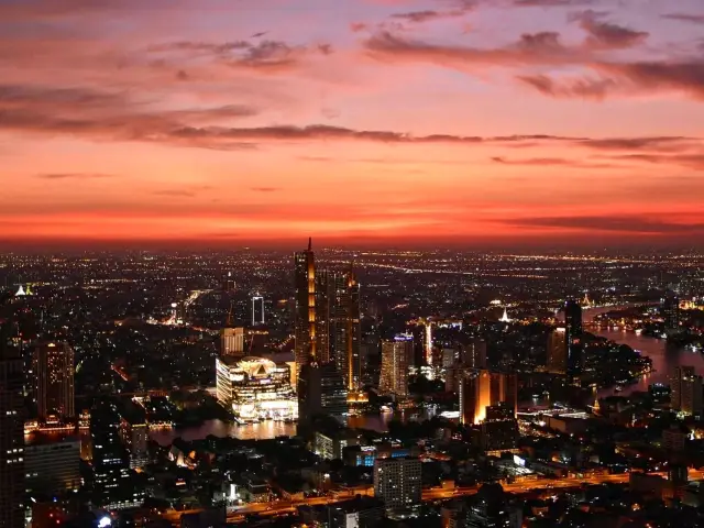 노을빛을 곁들인 방콕 시티뷰를 즐기고 싶다면, 킹파워마하나콘 