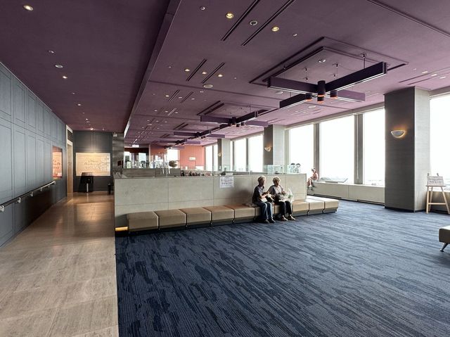 東京・三軒茶屋。無料で地上126mから都心や東京タワーの夜景も楽しめる『スカイキャロット展望ロビー』