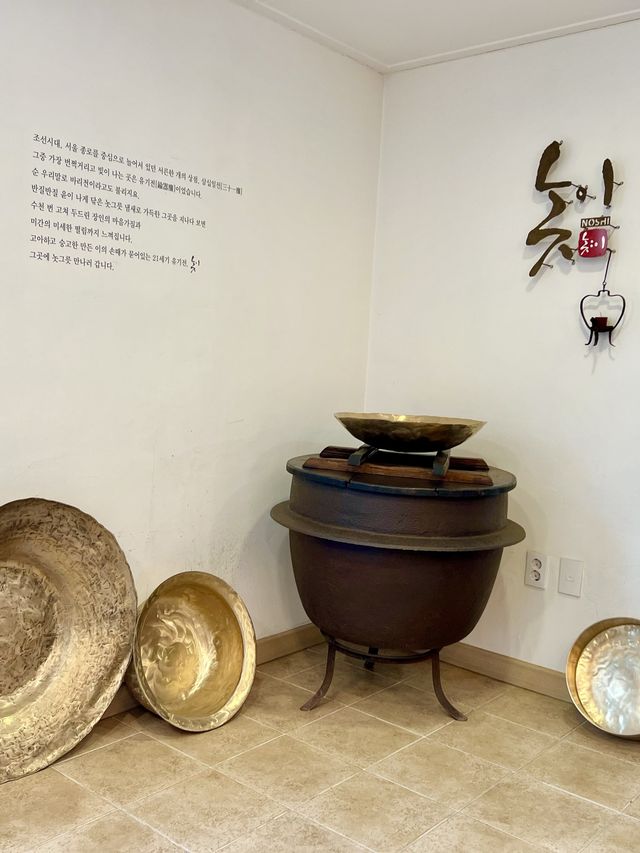 ソウル西村、真鍮の輝く器でいただく茶菓子。素敵な展示ルームも