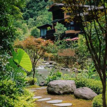三つ脚緑の古い盆栽鉢「春翠」