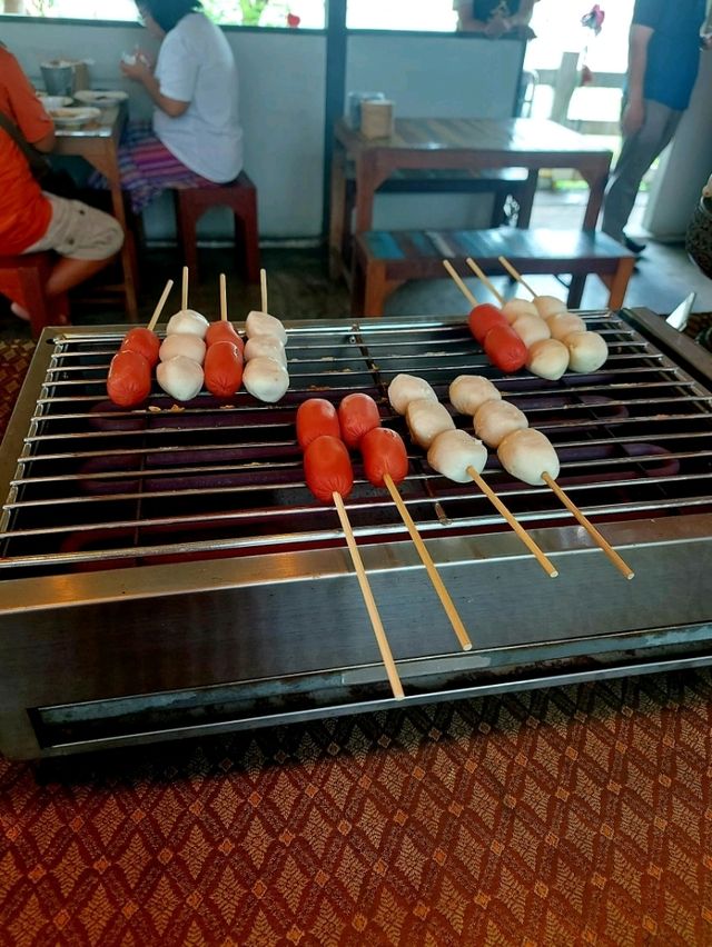 เฮือนหนมเส้น ขนมจีนบุฟเฟต์ย่านนนทบุรี
