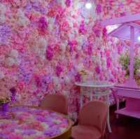 คาเฟ่ที่ตกแต่งดอกไม้ทั้งร้านสีสันสวยงามมากภูเก็ต