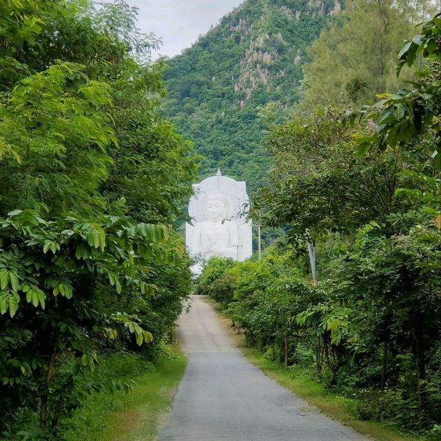 ทำบุญวันหยุด ณ วัดถ้ำเขาปรางค์