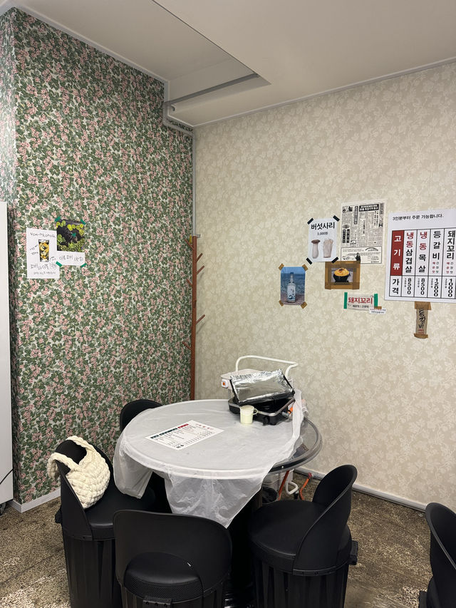 레트로한 감성의 냉동삼겹살 맛집