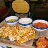 墨西哥餐廳:份量足夠,Buffalo chicken Nachos、Lamb mint and cheese quesadilla、Pulled beef Burrito