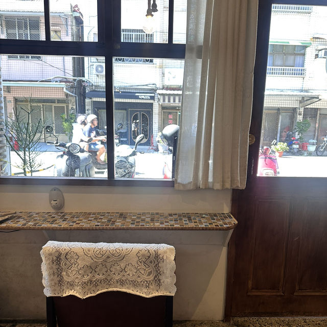 台南｜溫點온점。復古韓式咖啡廳來一杯咖啡配不甜的韓式馬卡龍