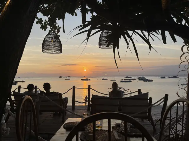 在努沙倫邦岸觀賞日落