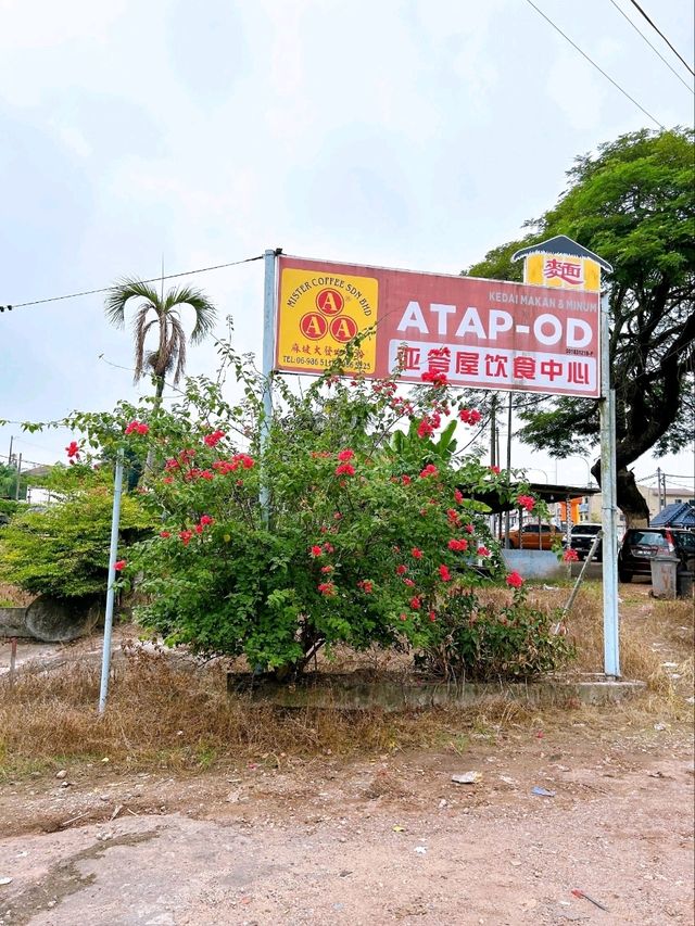 Enjoying Local Thick Black Noodles at Atap-OD Yong Peng