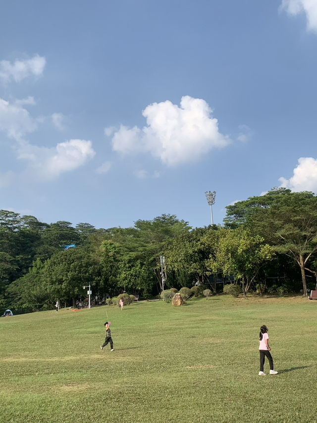 "深圳蓮花山風箏廣場：野餐放風箏的天堂" 🪁🌳🧺