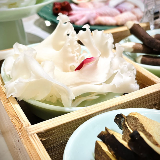 以全椰子做火鍋湯底 健康又好味🤤