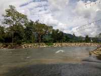 พามาทานอาหารริมลำธารในจังหวัดนครนายก