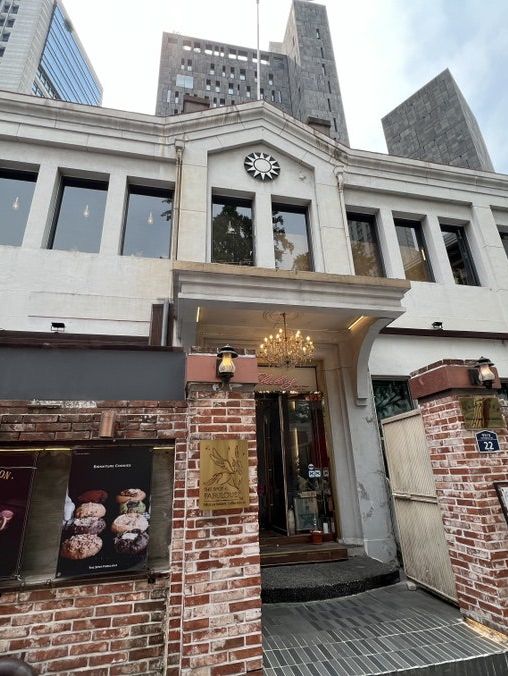 옛 대만 대사관을 개조해서 만든 명동 카페_더 스팟 패뷸러스