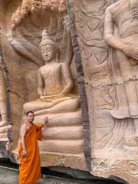 พระพุทธรูปหินแกะสลักภูผาขาว มุกดาหาร