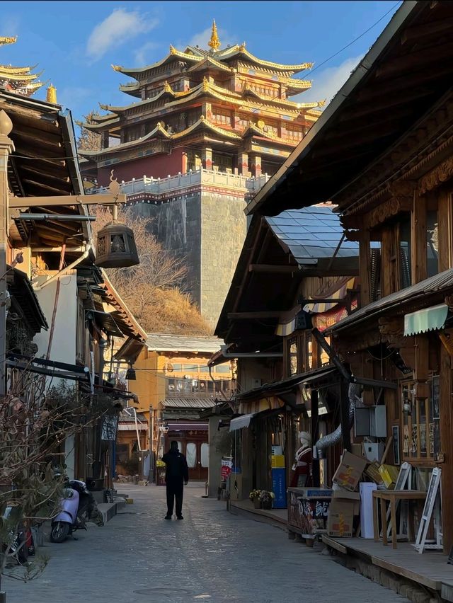 香格里拉夢幻打卡地：經幡飄揚與古城風情，捕捉每個美好瞬間！📸✨