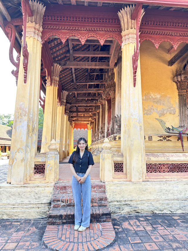 เที่ยวลาว แวะไหว้พระที่วัดสีสะเกต