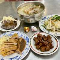 高雄金城鴨肉麵專賣店.在大立百貨公司正對面.美食小吃值得推薦大家