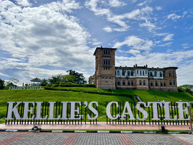 凱莉古堡（Kellie’s Castle）位於馬來西亞霹靂州怡保，是一座充滿神秘色彩的未完成城堡，擁有英國殖民時期的建築風格和各種靈異傳說。