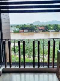 ที่พักใจกลางเมืองกาญ แช่อ่างดูวิวแม่น้ำฟินๆ