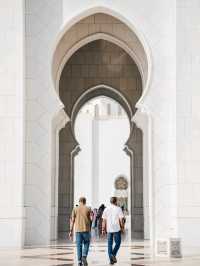Sheikh Zayed Grand Mosque: An Icon of Architectural Splendor and Majestic Craftsmanship.