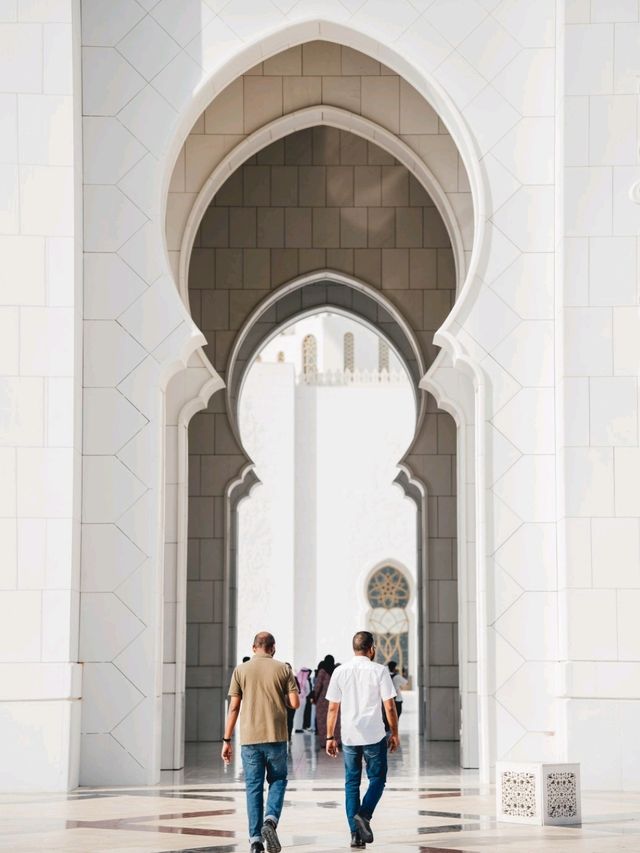 Sheikh Zayed Grand Mosque: An Icon of Architectural Splendor and Majestic Craftsmanship.