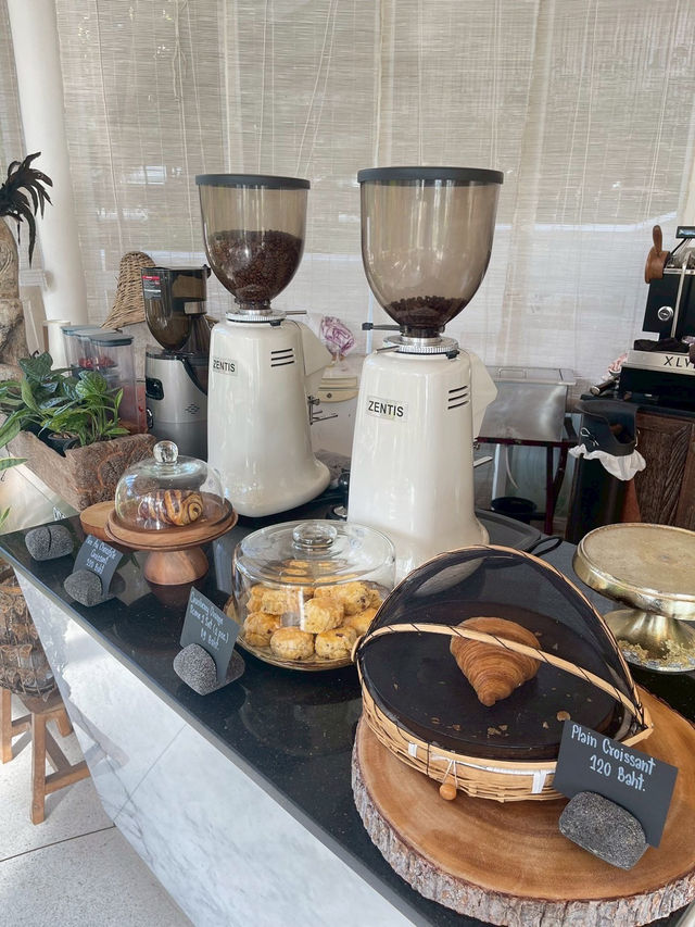 Deli คาเฟ่เขาหลัก แต่ฟิลบาหลี