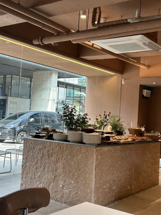 【ソウル🇰🇷ホンデ】裏通りにあるモダンなカフェ✨フルーツ🍓のパンがおすすめ