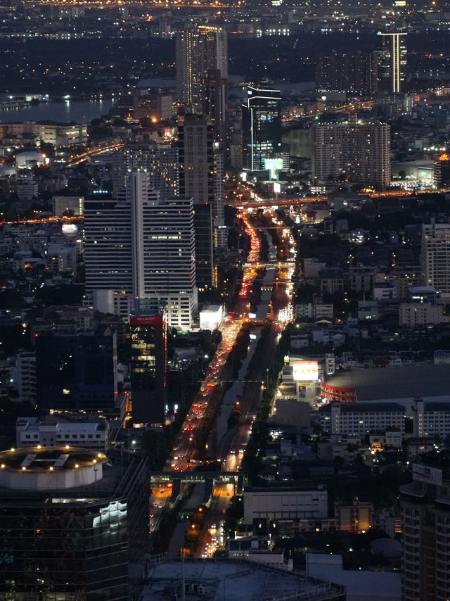 พาชมวิวตึกมหานครยามค่ำคืน 🌃