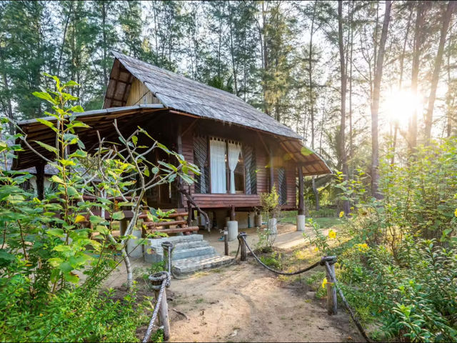ที่พักเป็นบ้านพักสไตล์บังกะโล บนเกาะพระทอง