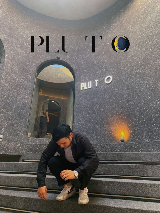 PLU T O
