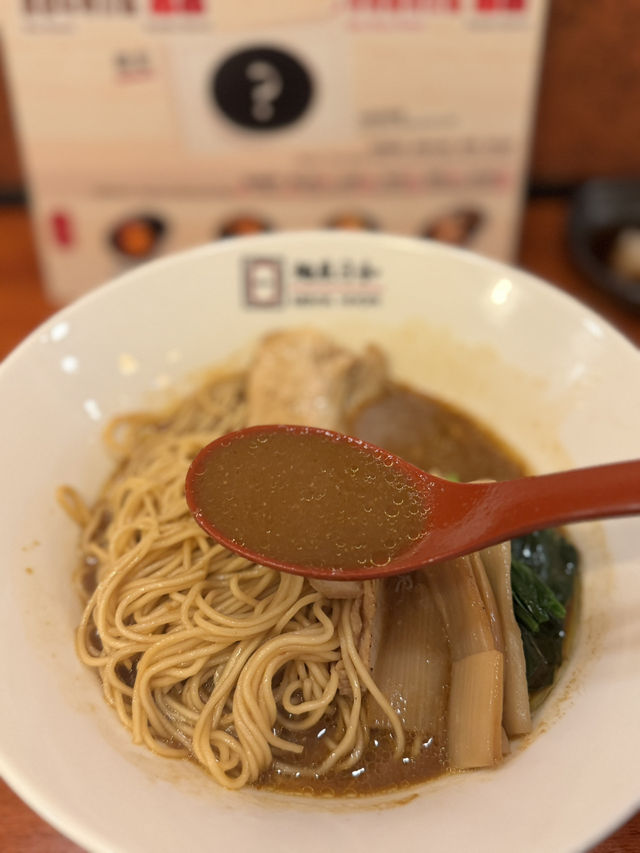 📍銅鑼灣✨麵屋日和✨提供地道日式風味既拉麵店🍜環境舒適，好適合朋友聚餐或獨自享用美食💗