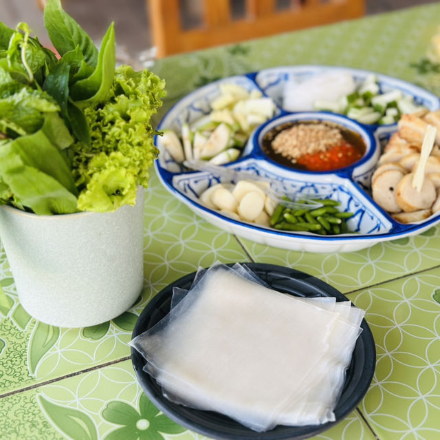 ร้านก็อร่อยแหนมเนือง – เวียดนาม-อีสาน-ไทย ริมน้ำ