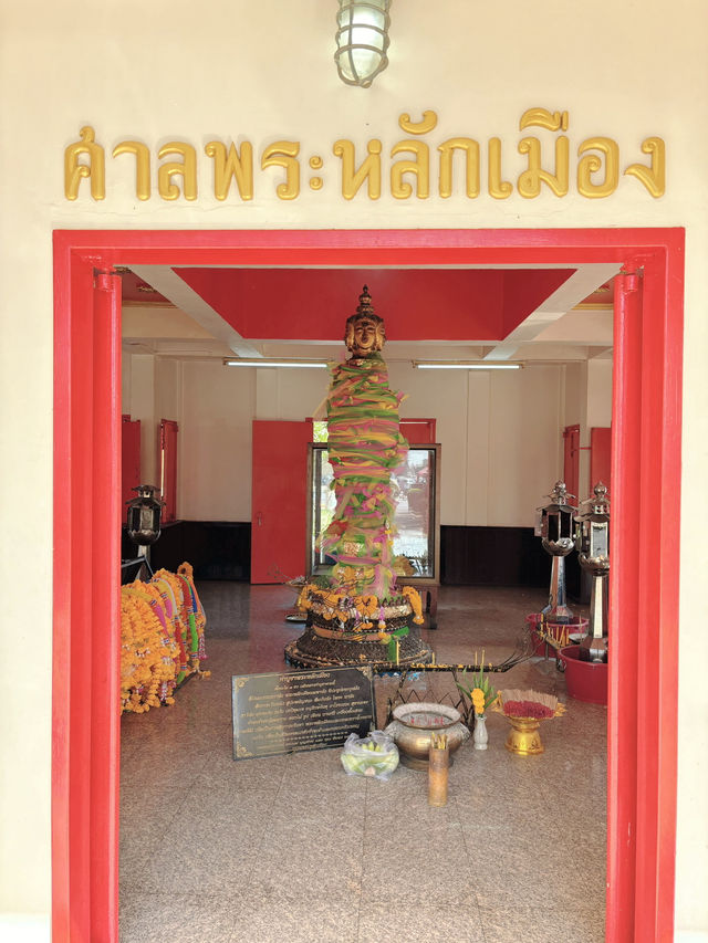 กราบไหว้ของพรที่ ศาลหลักเมือง ปราจีนบุรี