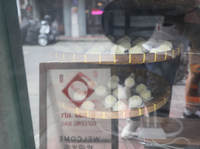 曼谷|古籠包 曼谷人氣排隊店｜遠遠就聞到包子的香味！