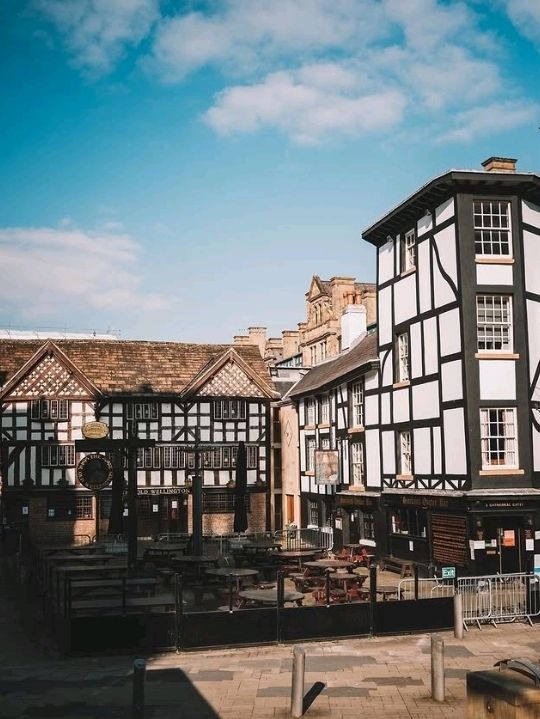 Beautiful square where you can hear the atmosphere of old England
