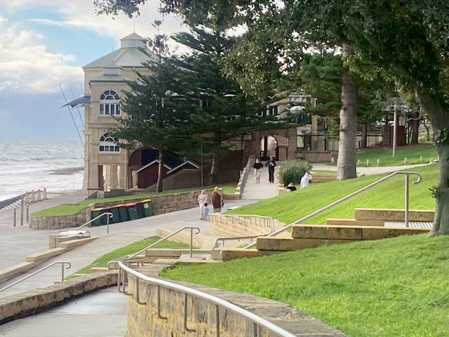  เดินเล่นริมทะเลที่ Cottesloe Beach