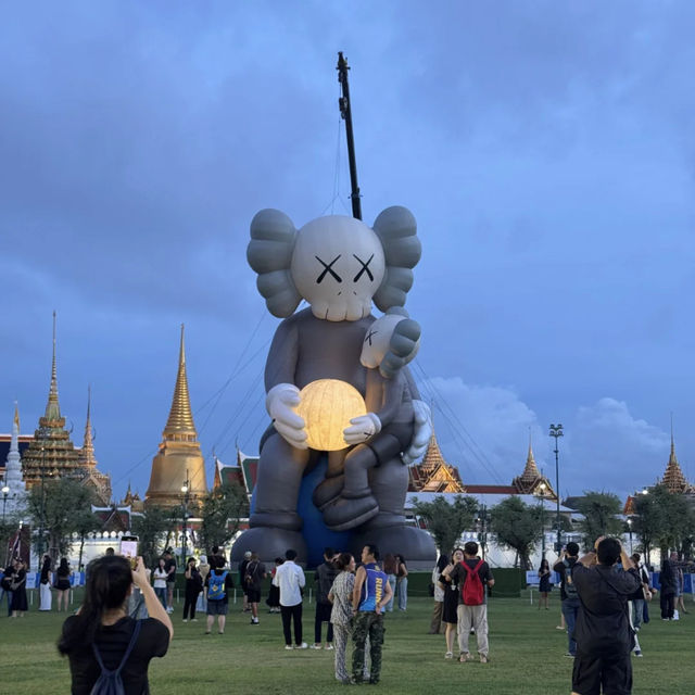 🎈KAWS Giant Sculpture Lands in Bangkok! | Free Public Art Exhibition
