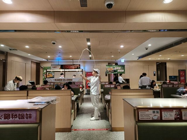 海底撈台中遠百店，美食與服務的極致饗宴。