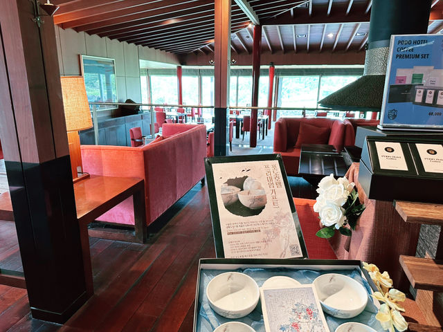 🍽️ 고풍스러운 분위기의 레스토랑 