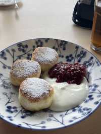 【大自然広がるカズベキのおしゃれなカフェで朝食】