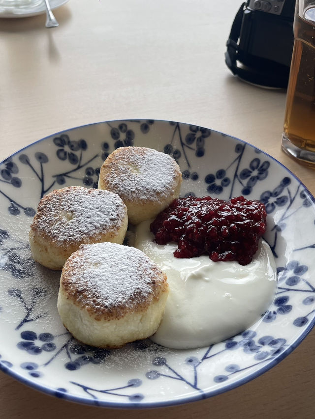 【大自然広がるカズベキのおしゃれなカフェで朝食】