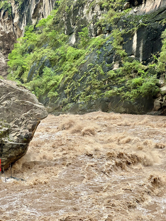 Carved by Time: A Journey into the Heart of Middle Tiger Leaping Gorge