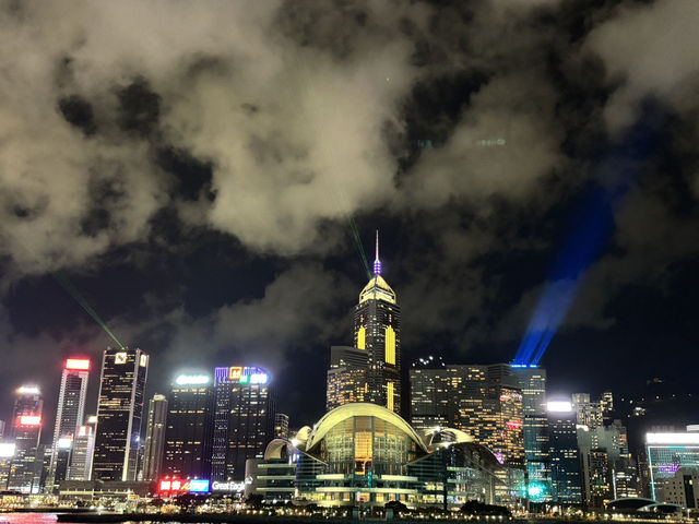  **🌃 香港必打卡！洋紫荊維港遊「幻彩詠香江」海上自助晚餐 🍽️✨**  