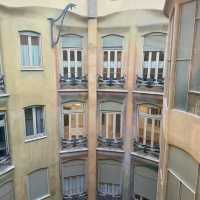 【スペイン/バルセロナ】波打つ壁が描き出す   ガウディ建築の極み「カサ・ミラ」